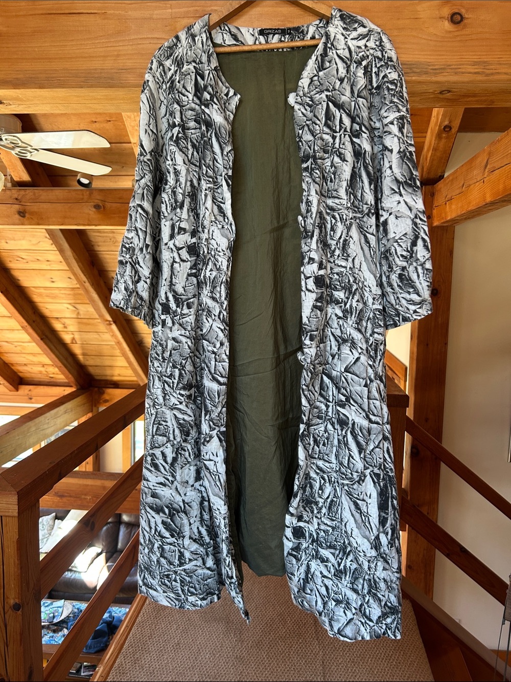 Grizas Crinkled Open-Front Long Coat in Black & White